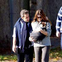 Nicolas Sarkozy and wife Carla Bruni taking a stroll with Giulia | Picture 113965
